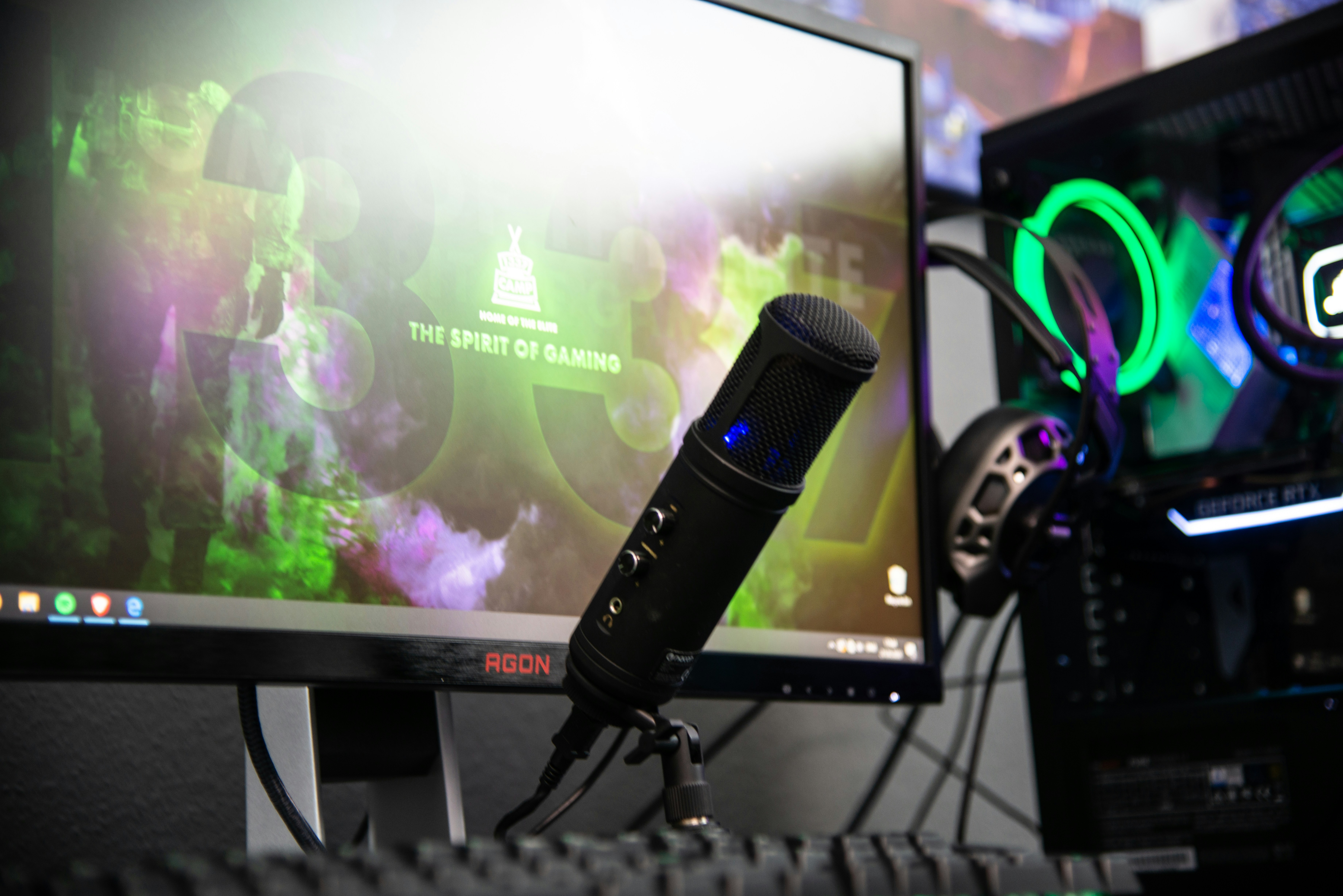 Content creation and streaming desk
