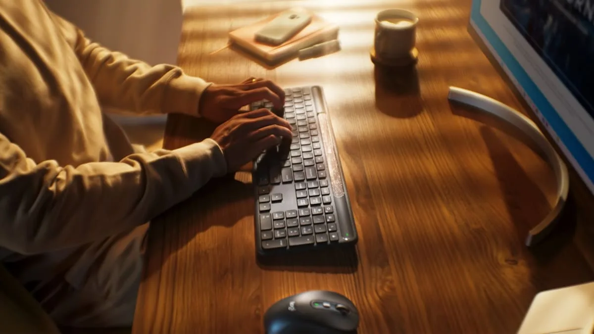 Logitech Signature Slim Solar+ wireless keyboard K980 — thumbnail 6